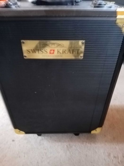 Vând mobila veche, geamantan tip valiză ptr scule