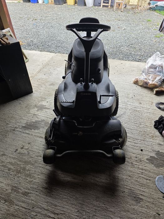 Tractoras penru gazon sau teren drept