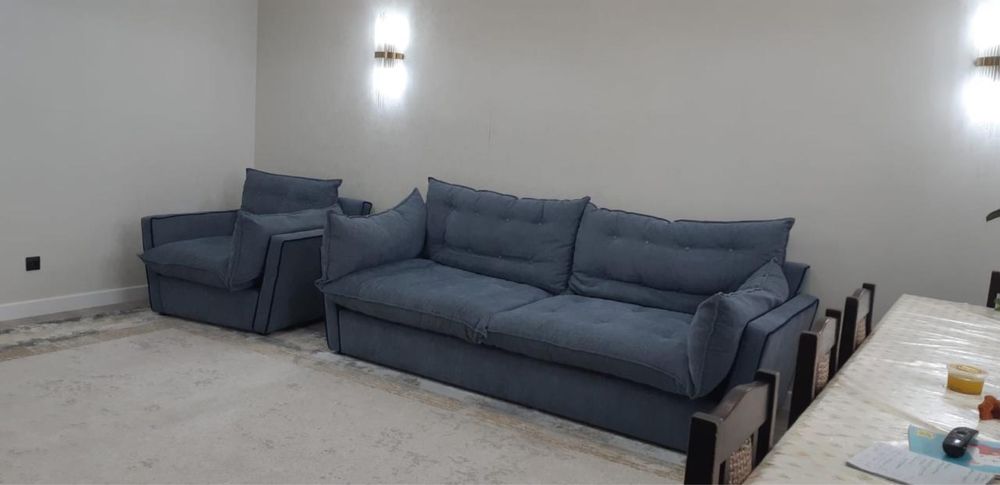 Синий диван с креслом