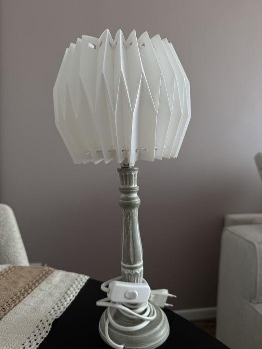 Veioza cu abajur alb din plastic