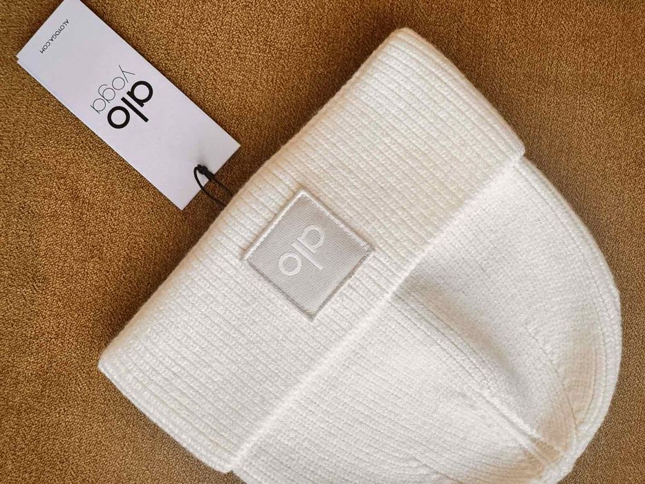 Зимна шапка - в Кремаво бяло Alo