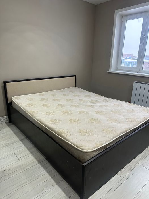 Кровать с матрасом