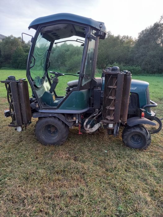 Tractoras tuns iarba gazon