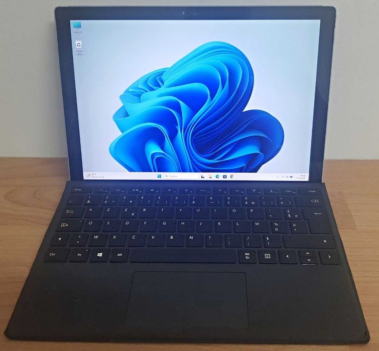 Surface Pro 4 touchscreen, in perfecta stare,tastatura inclusa