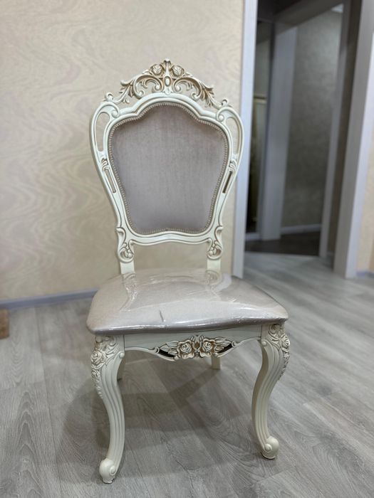 Стол со стульями