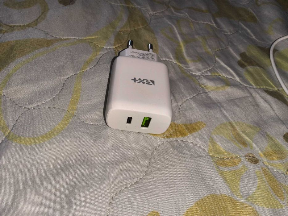 Зарядно с два порта usb -А и usb - C и кабел