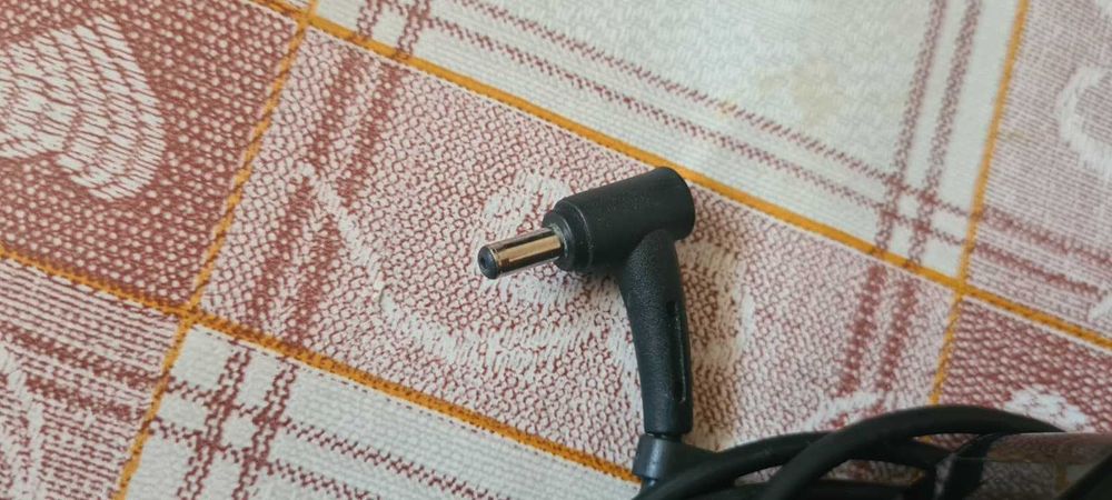 Incarcator pentru laptop ASUS mufa subtire 19V cu 3,42A,stare buna