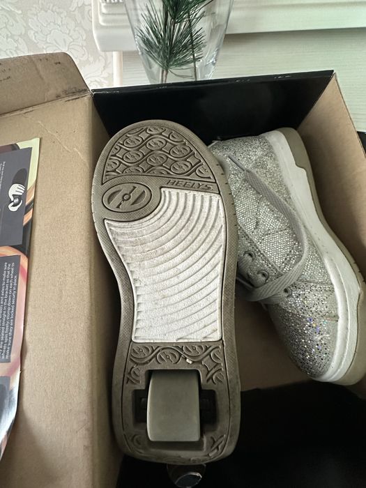 Продам кроссовки ролики Hellys