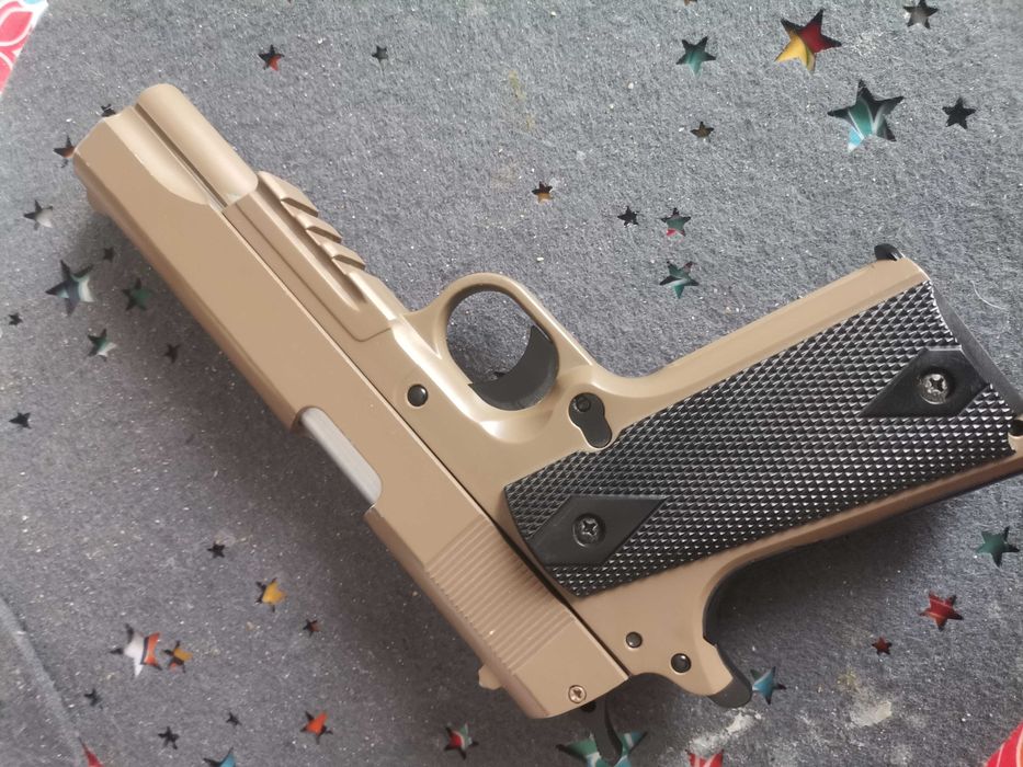 Piatol din metal cu bile de plastic dur.