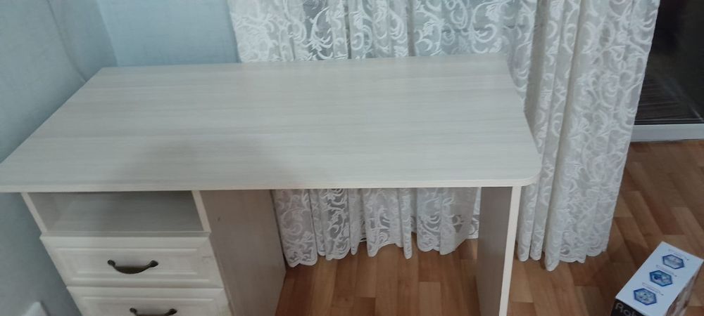 Стол с тумбочкой