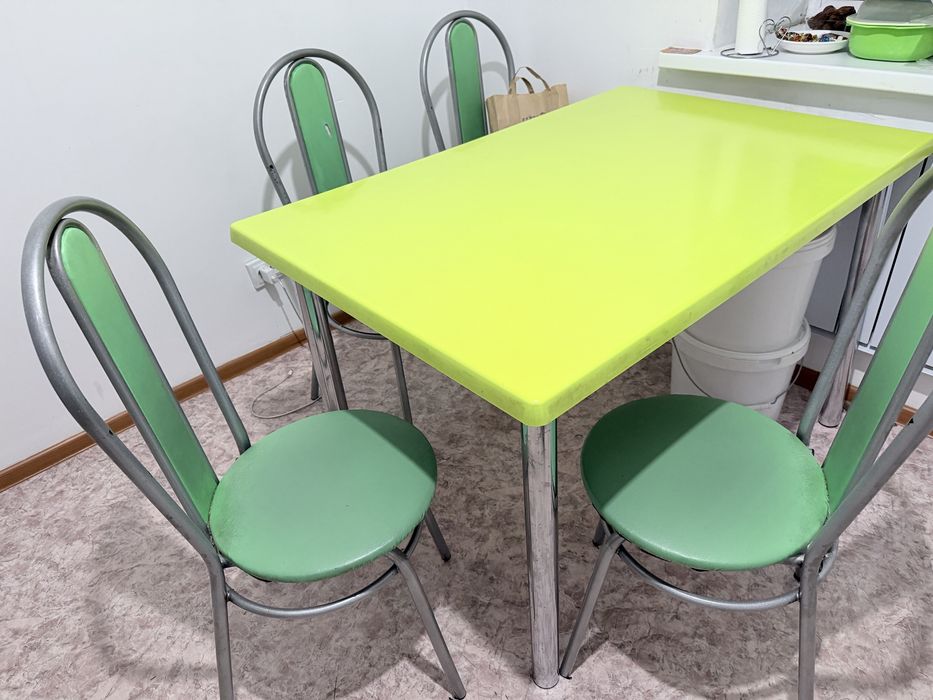 Стол со стульями