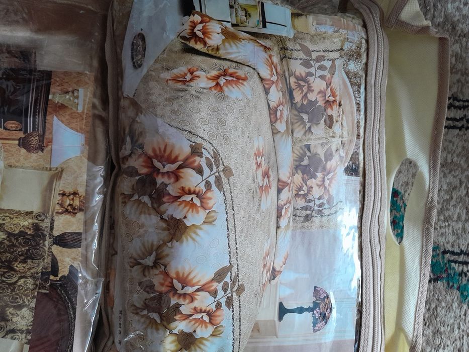 Продам шторы 2 шт.Постельное белье .