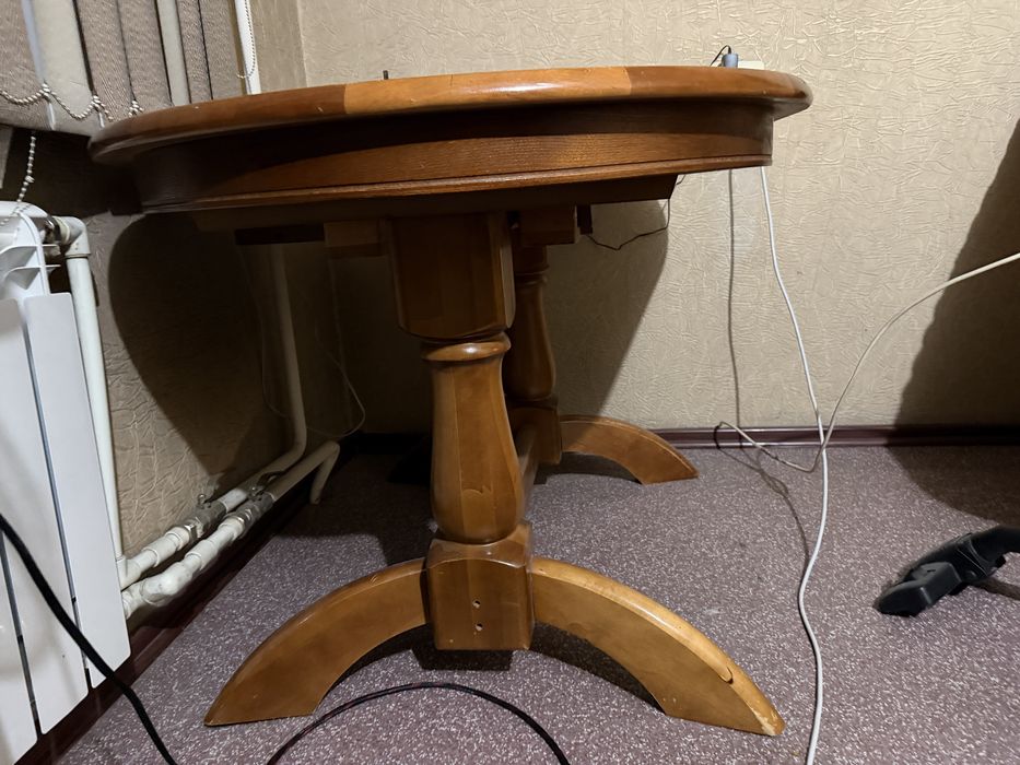 Стол резной из цельного дуба