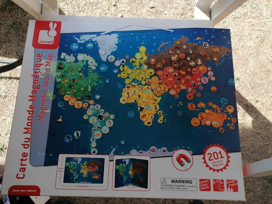 Harta lumii cu piese magnetice
