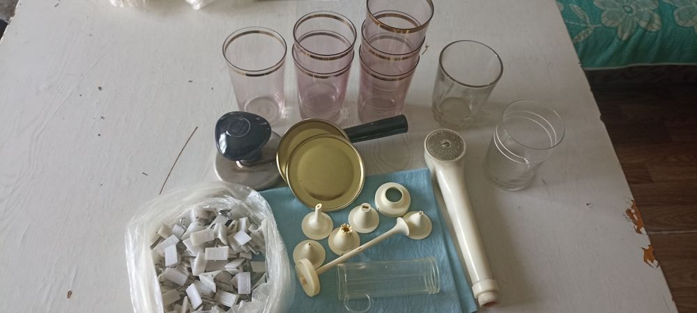 Ключ для консервирования, стаканы, лейка для душа, шприц, прищепки