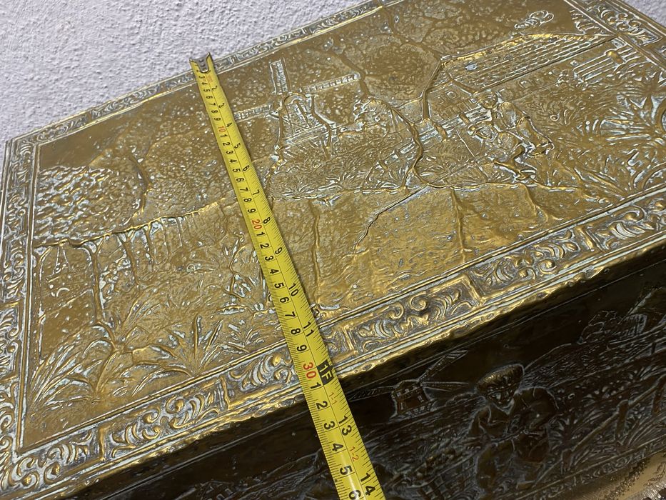 Месингова кутия с релеф селски сцени Нидерландия 1950-1960