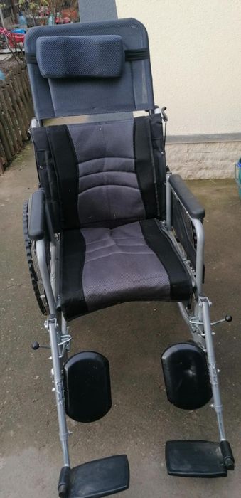 Scaun cu rotile rabatabil, stare foarte bună – model premium