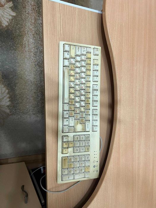 Продавам Настолен компютър-HP