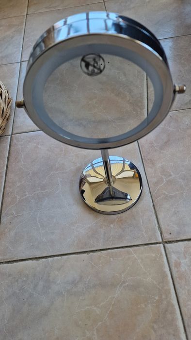 Oglinda Cosmetica cu iluminare .