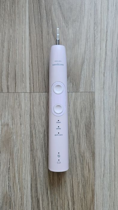3бр. нови глави, зарядно, кутия и четка Philips Sonicare 5100