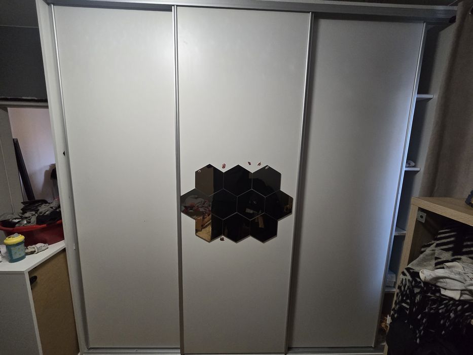 Голям бял гардероб с плъзгащи врати