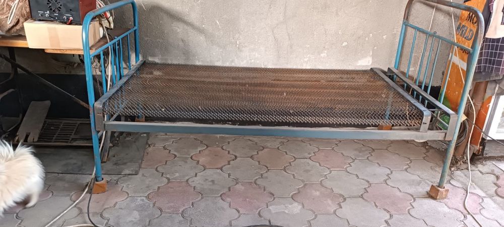 Кровать пружиная