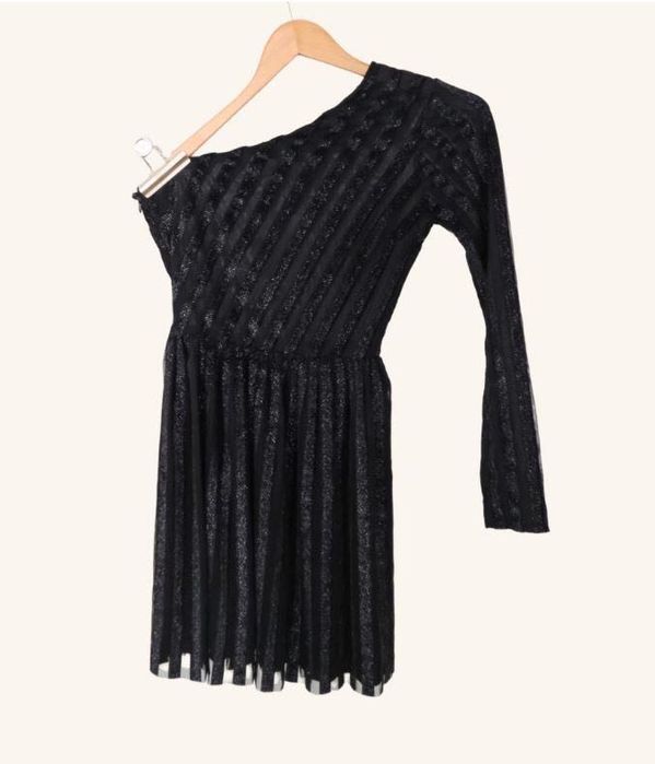 Черна рокля с едно рамо