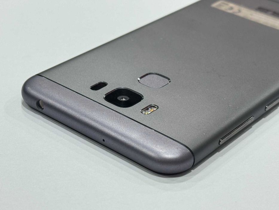 Телефон - Asus Zenfone 3 Max