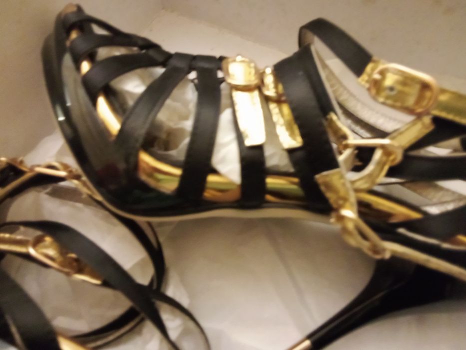 Дамски сандали с каишки