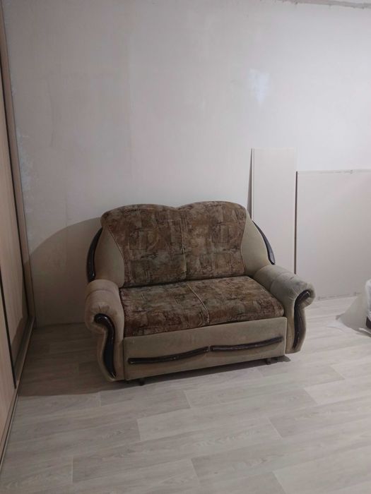 Продам диван б/у и стеклянный столик