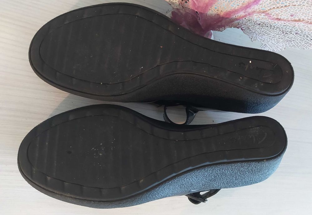 CLARKS черни, лачени – на платформа, № 40