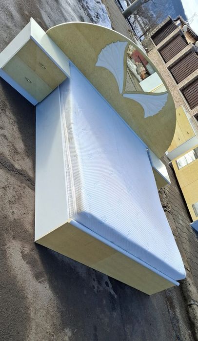 Vand set de Dormitor italian cu un Design elegant si rafinat. Model lu