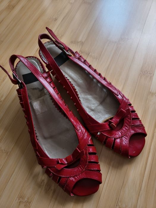 Vând sandale culoarea roșie,piele ,nr.37!