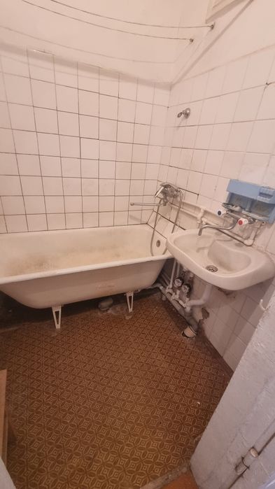 Продаётся 3 х комнатная квартира на втором этаже ориентир 15 школа