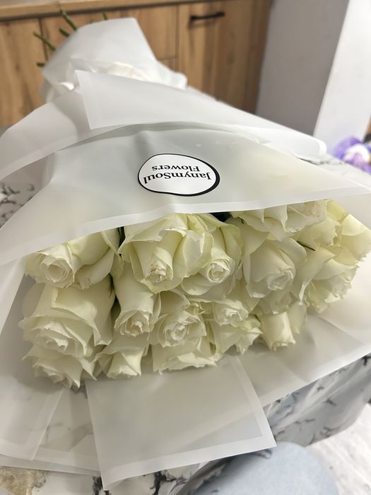 Белые розы продам срочно 19 штук