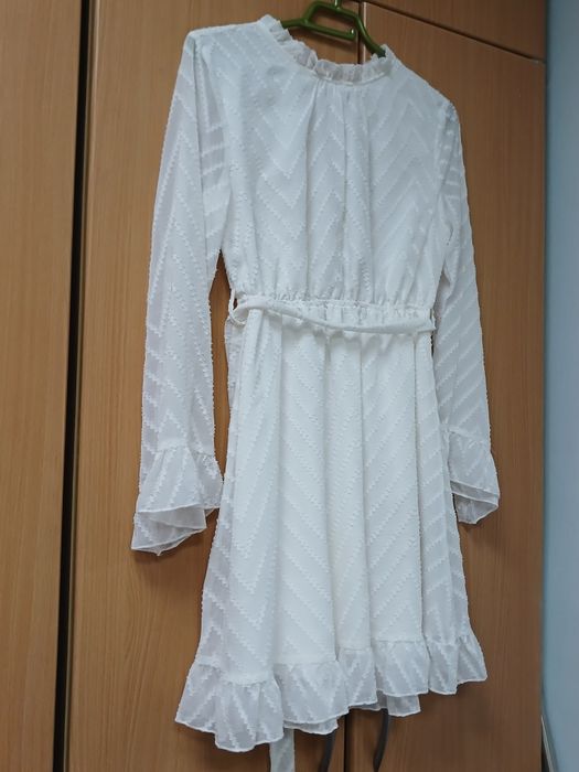Короткое белое платье