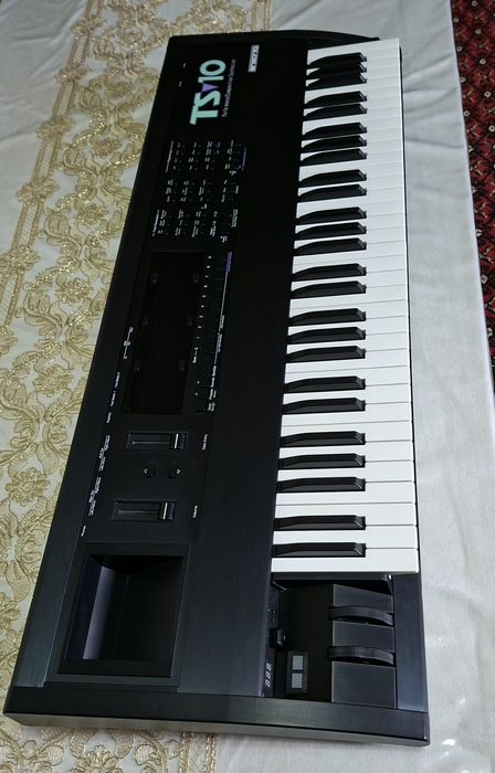 Ensoniq ts10 sotiladi.