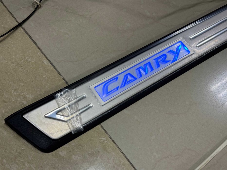 Накладки на пороги с подсветкой (оригинал) на Toyota Camry 50-55