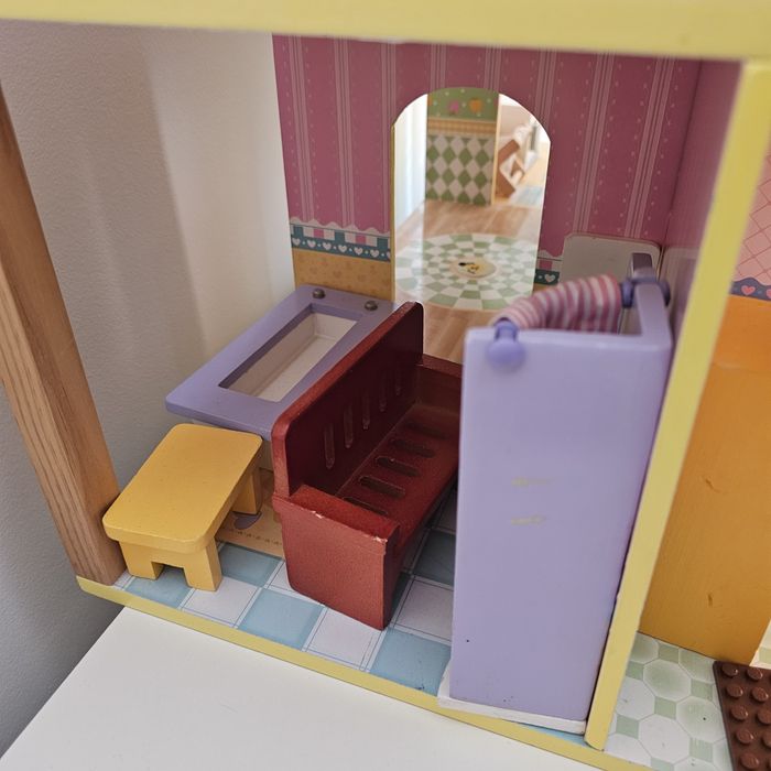 Дървена къщичка за кукли с мебелите