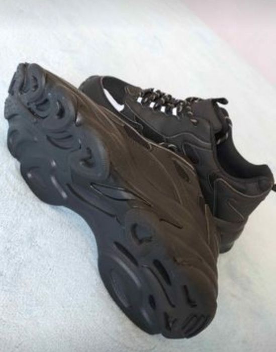 Продам кроссовки Корея