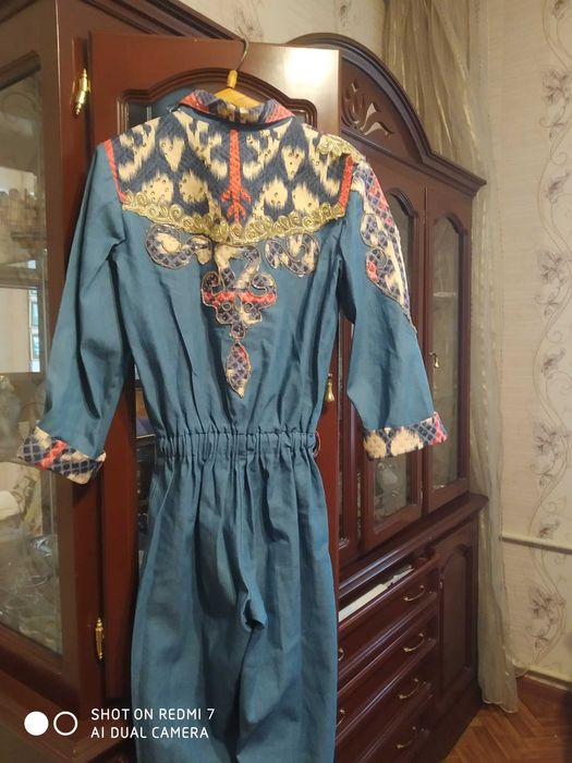 джинсовый комбинезон для девочки 12-15 лет,со стразами и аппликацией.