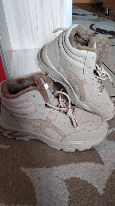 Кроссовки  новые