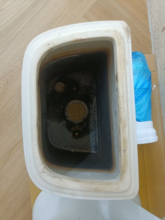 Продам унитаз для ремонта с бочком