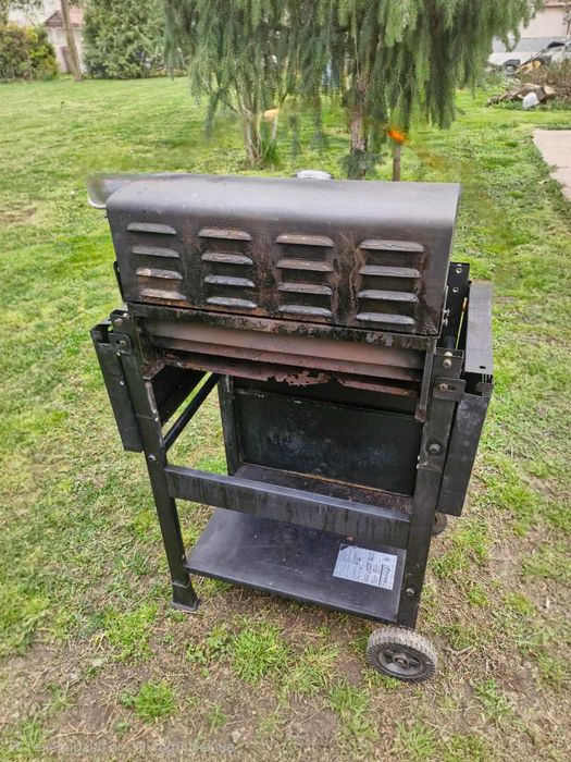 Газово барбекю с 3  горелки, термометър, маркуч и винтил за газ.