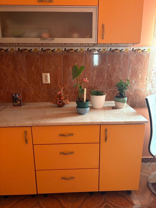 Mobila de bucatarie + masa cu 4 scaune + bar