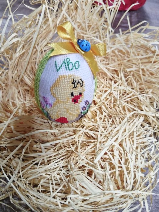 Ръчно бродирани яйца от стериопор.