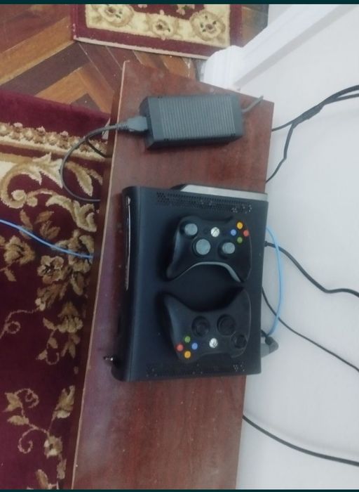 Продаётся Xbox 360 Fat с 2 геймпадами и играми