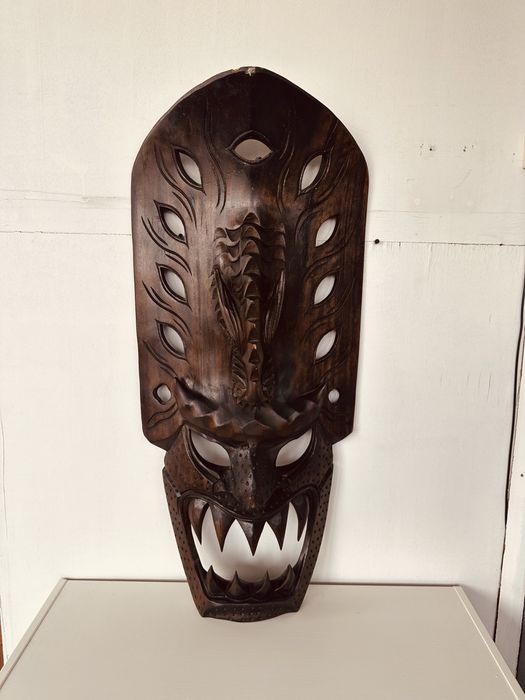 Голяма ръчно резбована африканска дървена маска