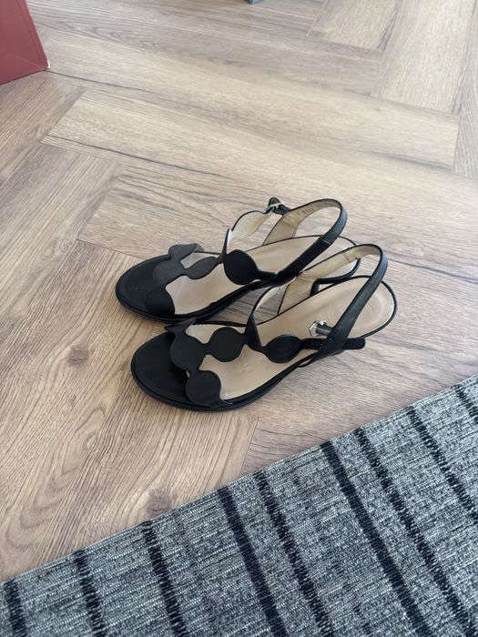 Босоножки черные