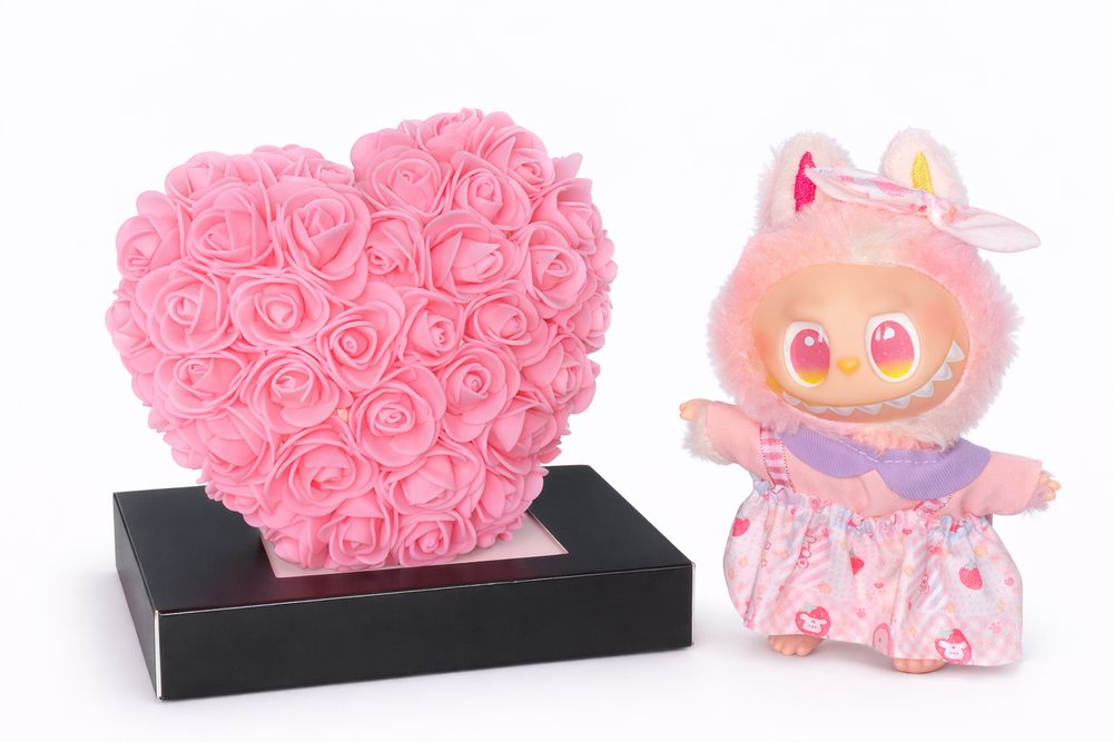 Cadou Labubu si Inima din Trandafiri 15x15cm cu Flori de Spuma